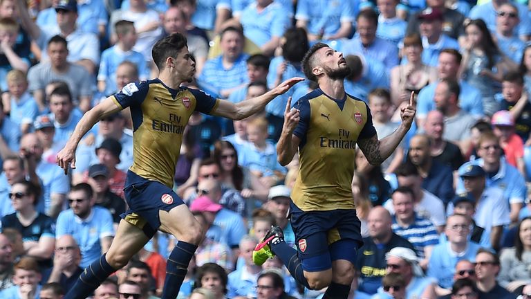 Arsenal's French striker Olivier Giroud (R) celebrates after scoring during the English Premier League football match 
