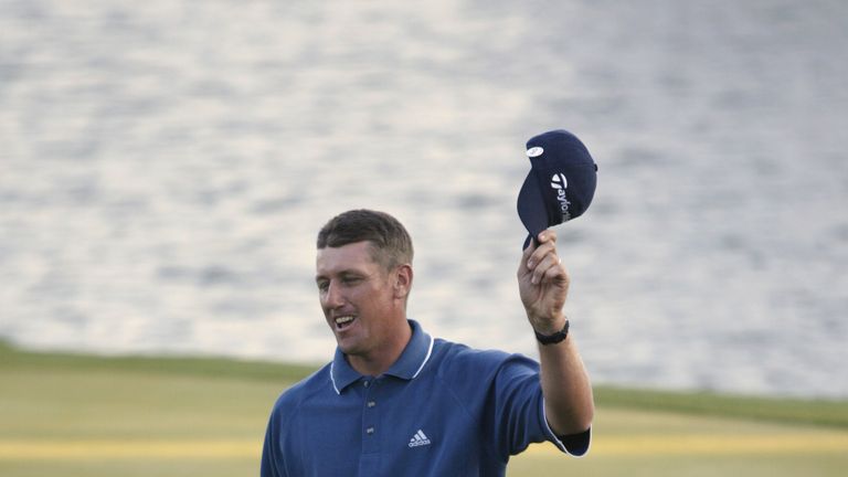 24 Mar 2002:  Craig Perks of New Zealand tips his cap to the gallery during the final round of The Players Championship at the TPC at Sawgrass in Ponte Ved