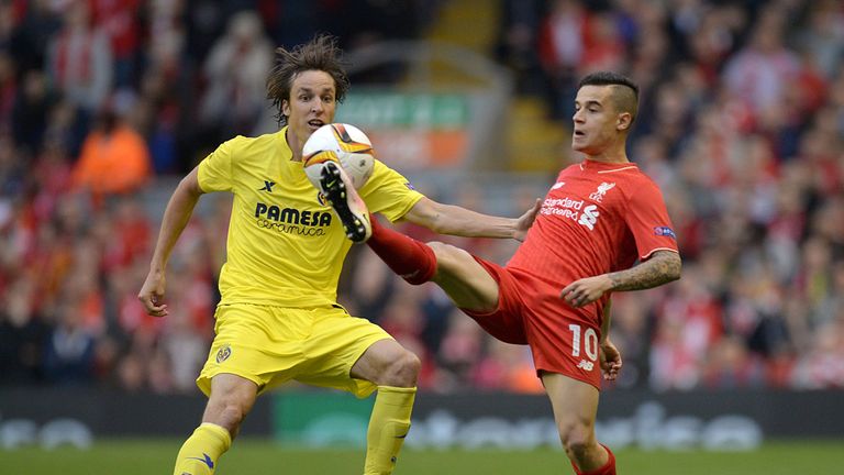 Liverpool midfielder Philippe Coutinho (R) vies for the ball against Villarreal midfielder Tomas Pina