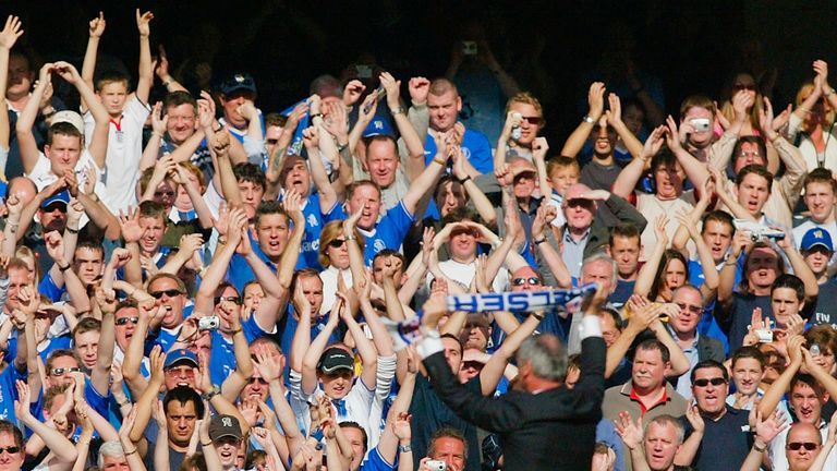 Claudio Ranieri salutes the Chelsea fans before leaving the club in 2004