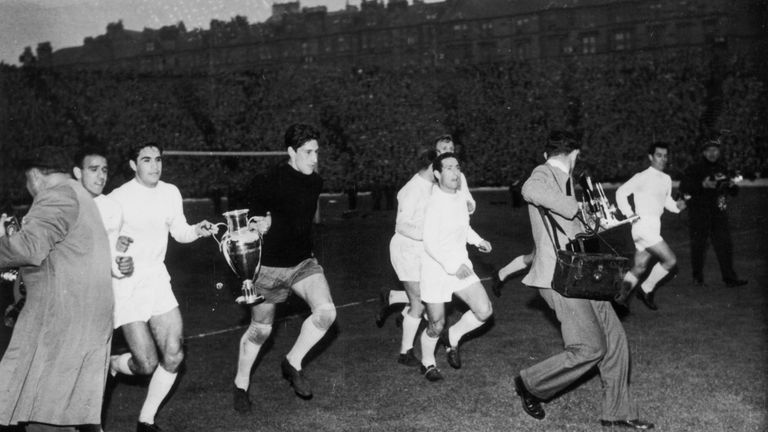 19th May 1960:  From left to right, Canario, Zarraga, Dominguez, Gento, Di Stefano and Santamaria of Real Madrid tour Hampden Park in Glasgow with their tr