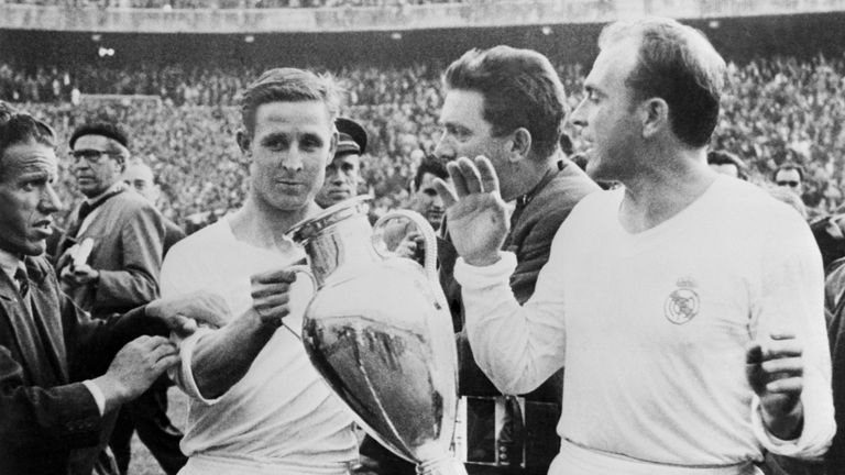 l'attaquant fran?ais du Real Madrid, Raymond Kopa, accompagn? de l'attaquant Alfredo Di Stefano, tient la Coupe d'Europe dans ses mains, le 30 mai 1957 au 
