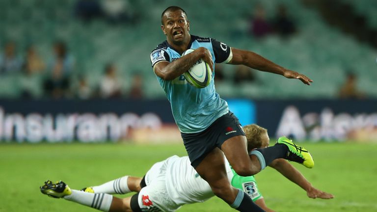 Kurtley Beale beats the tackle of Matt Faddes of the Highlanders