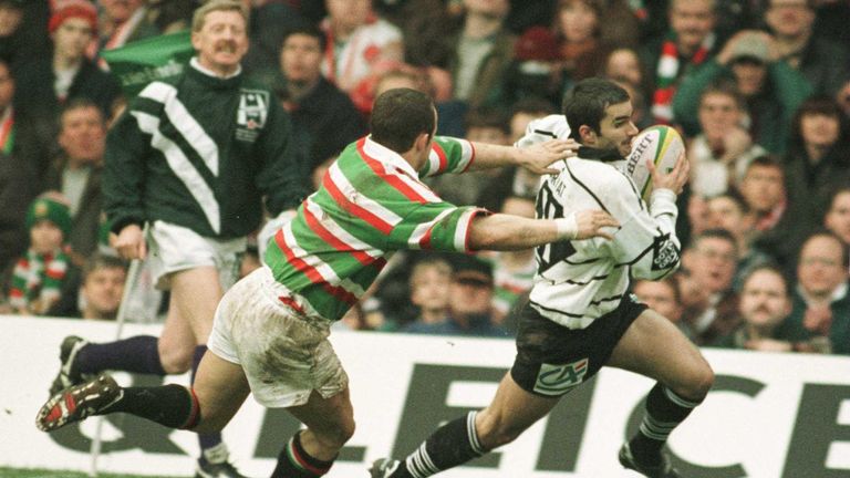 Sebastien Carrat beats Austin Healey to score Brive's fourth try in the 1997 Heineken Cup final