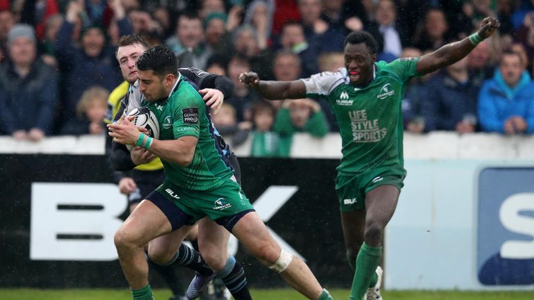 Tiernan O'Halloran beats Stuart Hogg to score Connacht's second try against Glasgow