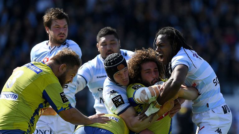 Clermont flanker Camille Gerondeau (C) vies with Racing 92's Wenceslas Lauret (L) and Albert Vuli