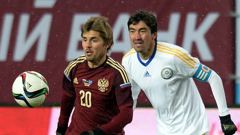 Russia's Dmitri Torbinski (L) vies for the ball with Kazakhstan's Samat Smakov 