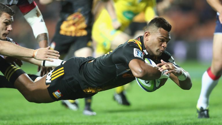 Seta Tamanivalu of the Chiefs scores a try
