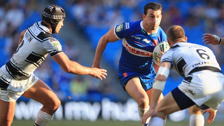  Shannon McDonnell (C) of Hull KR runs at Tony Martin (L) and Richard Horne (R) of Hull