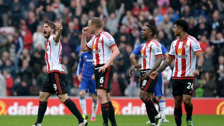  Fabio Borini (1st L) of Sunderland celebrates