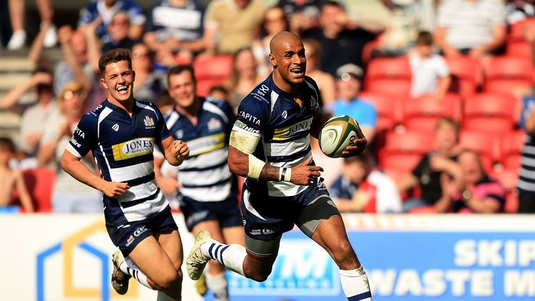  Tom Varndell of Bristol runs in for a try 