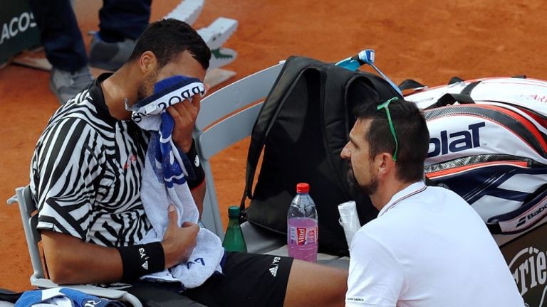 Tsonga si rassegna al ritiro dopo il consulto medico che certifica il suo infortunio (getty)