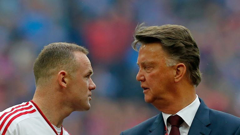 Manchester United manager Louis van Gaal talks to  Wayne Rooney 