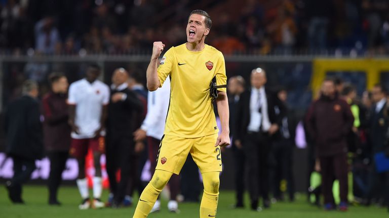 Wojciech Szczesny of Roma celebrates victory at the end of the Serie A match between Genoa and Roma