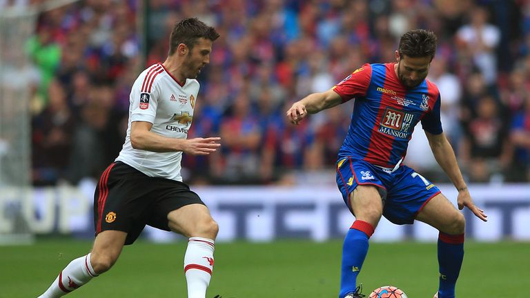 Yohan Cabaye is put under pressure by Michael Carrick 