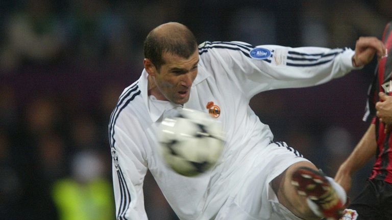 Glasgow, UNITED KINGDOM:  TO GO WITH AFP STORIES ABOUT ZIDANE's RETIREMENT - (FILES) - Picture taken 15 May 2002 in Glasgow showd Real Madrid's Zinedine Zi