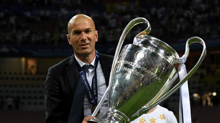 MILAN, ITALY - MAY 28:  Real Madrid head coach Zinedine Zidane shows the trophy after winning the UEFA Champions League Final match between Real Madrid and