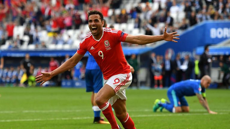 hal-robson-kanu-wales-slovakia-euro-2016_3482349.jpg