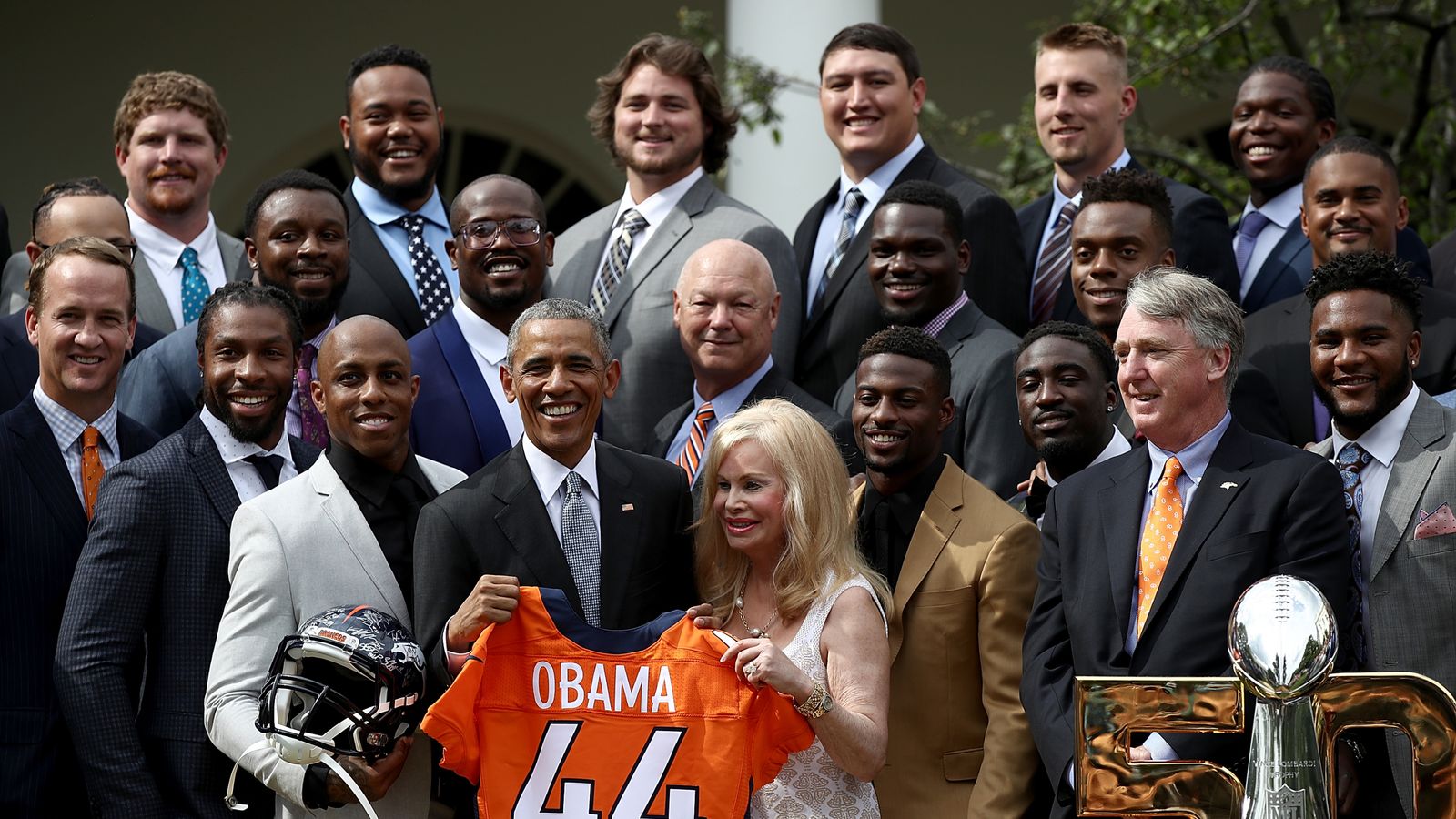 Obama welcomes Super Bowl champion Saints to White House