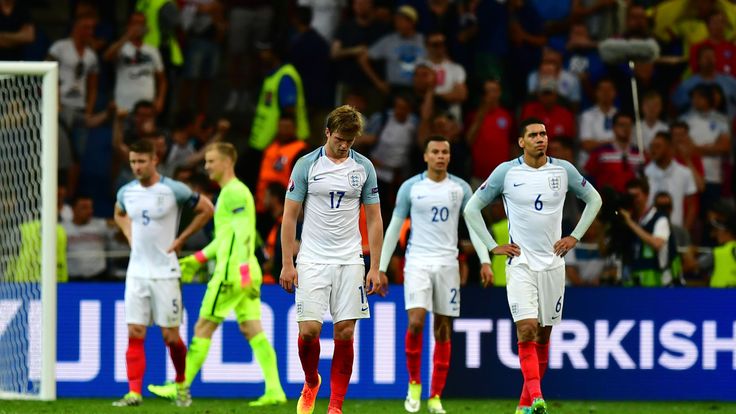 England show their dejetion after conceding late against Russia