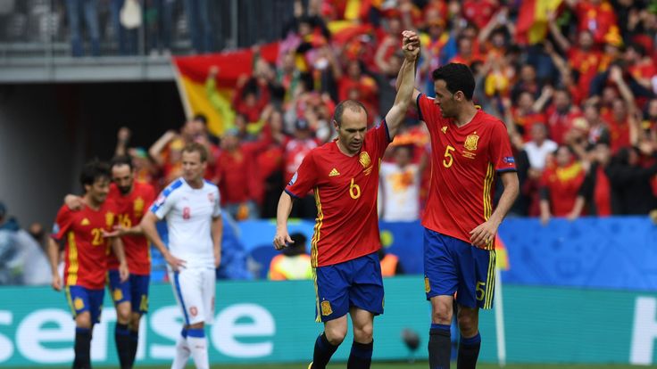 Spain midfielders Andres Iniesta and Sergio Busquets  celebrate after the Euro 2016 Group D football match against Czech Republic in Toulouse