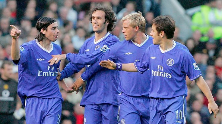 Tiago Mendes celebrates with Ricardo Carvalho, Eidur Gudjohnsen and Joe Cole after scoring for Chelsea against Manchester United at Old Trafford in 2005