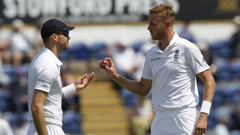 Englands James Anderson (L) passes the ball to Englands Stuart Broad during play on the second day of the opening Ashes cricket test match between England 