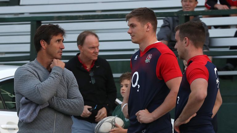 Andrew Johns (L) talks to Owen Farrell and George Ford (R) during  England training