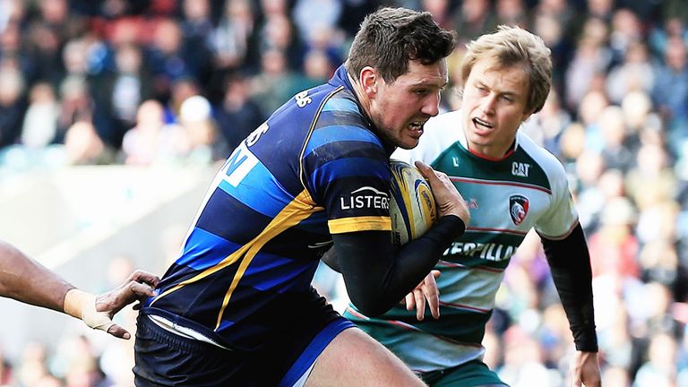 Andy Symons breaks through the Leicester defence while playing for Worcester