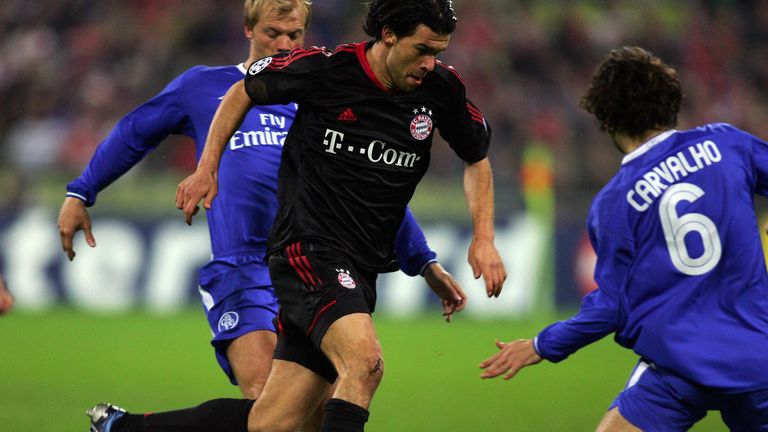  Bayern Munich's Michael Ballack (C) dribbles past Chelsea's Eidur Gudjohnsen (L) and Ricardo Carvalho (R) during a 2005 Champions League quarter-final