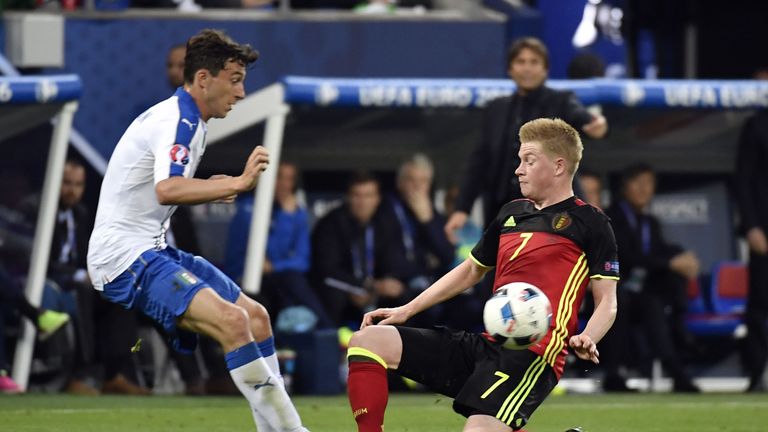 Kevin De Bruyne (r) is challenged by Matteo Darmian 