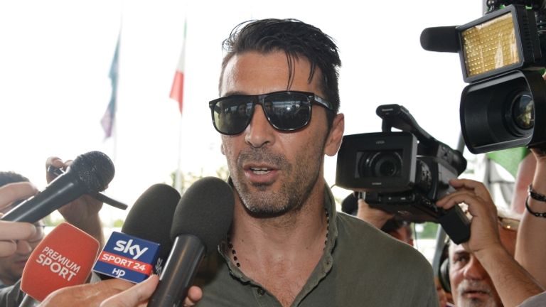 Buffon arriva a Malpensa prima della partenza per Montpellier (foto LaPresse)