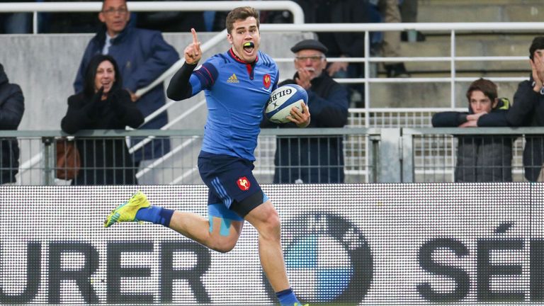 French player Damien Penaud runs during the Under 20 Six Nations rugby union match between France and England on March 18, 2016 in Pau