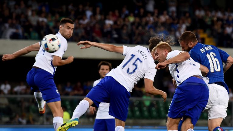 Daniele De Rossi (r)scores Italy's second goal
