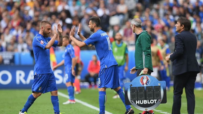 Daniele De Rossi makes way for Thiago Motta during Euro 2016 last 16 clash with Spain