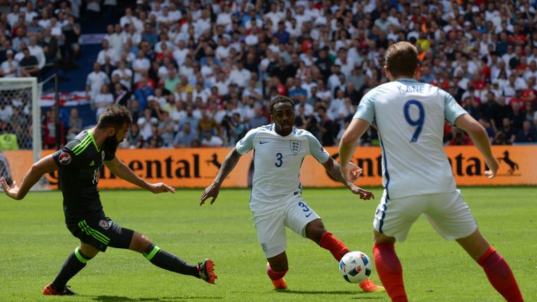 England's forward Harry Kane (R), England's defender Danny Rose (C) and Wales' midfielder Joe Ledley (L) vie for the ball during the Euro 2016 group B foot