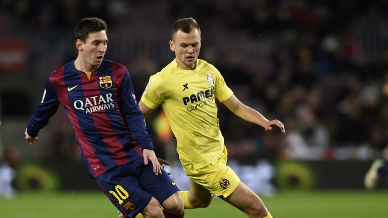 Barcelona's Argentinian forward Lionel Messi (L) vies with Villarreal's Russian midfielder Denis Cheryshev (R) during the Spanish league football match FC 