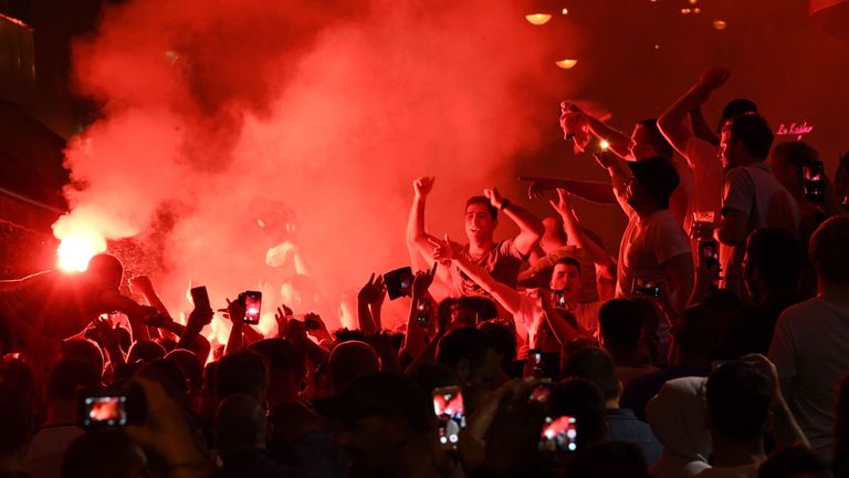 England supporters cheer in Marseille, southern France, on June 10, 2016, ahead of England's Euro 2016 football match against Russia on June 11, 2016. / AF