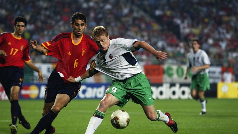 Fernando Hierro of Spain tussles with Damien Duff of the Republic of Ireland during the 2002 World Cup