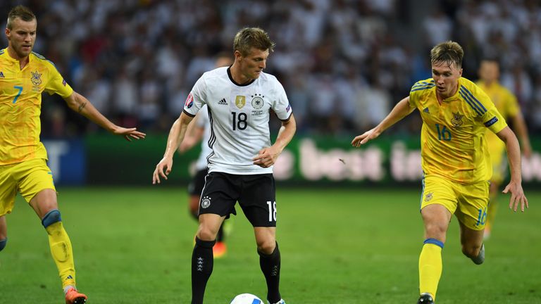Germany's midfielder Toni Kroos (C) vies with Ukraine's midfielder Serhiy Sydorchuk during the Euro 2016 group C match