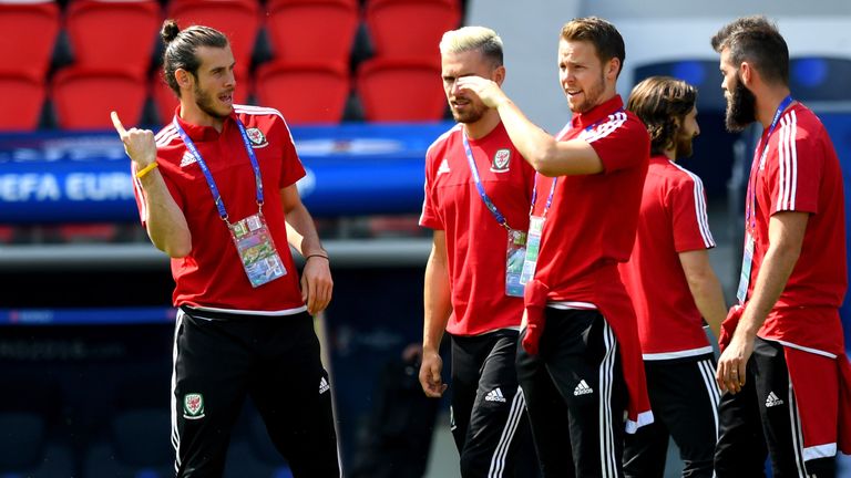 Wales players  Gareth Bale (l) and Chris Gunter (2nd right) 