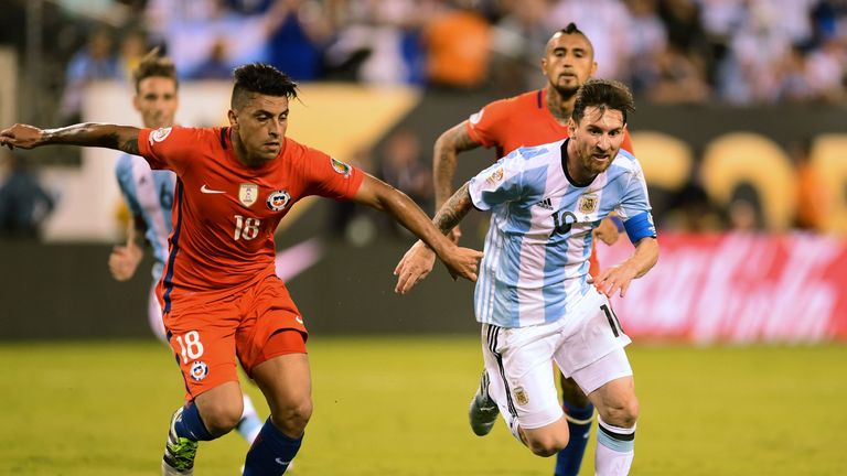 Chile's Gonzalo Jara (L) and Argentina's Lionel Messi compete for the ball in the Copa America final