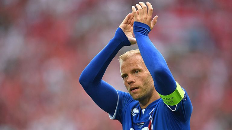 Gudjohnsen applaude i tifosi a fine gara: l'Islanda ha pareggiato con l'Ungheria (Foto Getty)