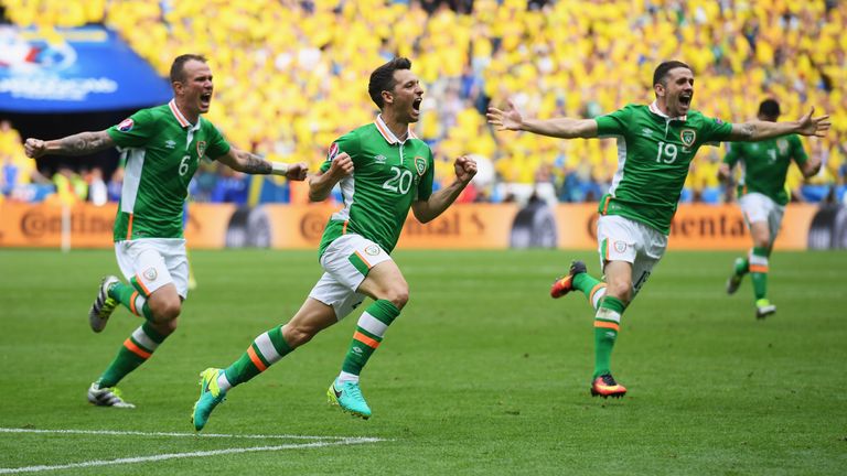  Wes Hoolahan (C) of Republic of Ireland celebrates scoring his team's first goal with his team mate Glenn Whelan (L) and Robbie B