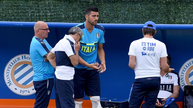(R-L) Italy head coach Antonio Conte, Graziano Pelle and doctor Enrico Castellacci chat during training