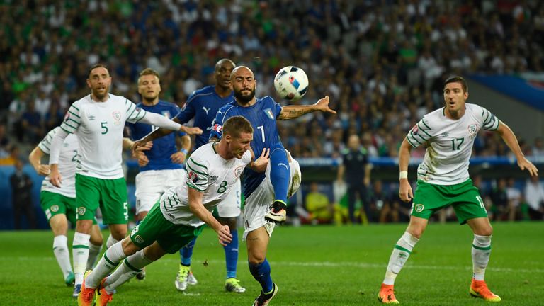 James McCarthy of Republic of Ireland and Simone Zaza of Italy compete for the ball 