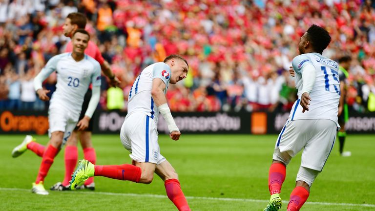  Jamie Vardy of England celebrates with Daniel Sturridge