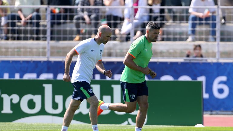 Republic of Ireland's Jonathan Walters (right) with physiotherapist Dan Horan (left) during a training session at the Stade de Montbauron, Versailles.