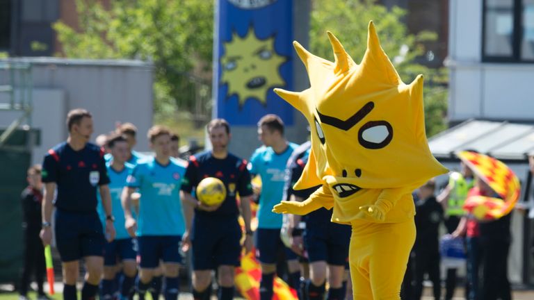 14/05/16 LADBROKES PREMIERSHIP .PARTICK THISTLE V HAMILTON.FIRHILL - GLASGOW .Partick Thistle mascot Kingsley welcomes the players out