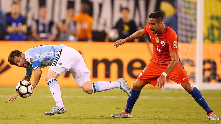 EAST RUTHERFORD, NJ - JUNE 26: Lionel Messi #10 of Argentina is tripped up by Mauricio Isla #4 of Chile during the Copa America Centenario Championship mat